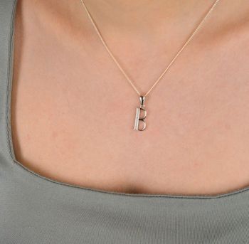 Literka srebrna próba 925, B zdobiona cyrkoniami AP17-0203 B Subtelna zawieszka w kształcie literki B, wykonana z wysokiej jakości srebra próby 925 i ozdobiona błyszczącymi cyrkoniami (1).JPG